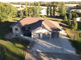 40696 Chase Ct, Mitchell, SD 57301