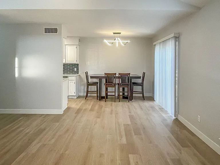 332 W Harwood Rd #B — Photo 7