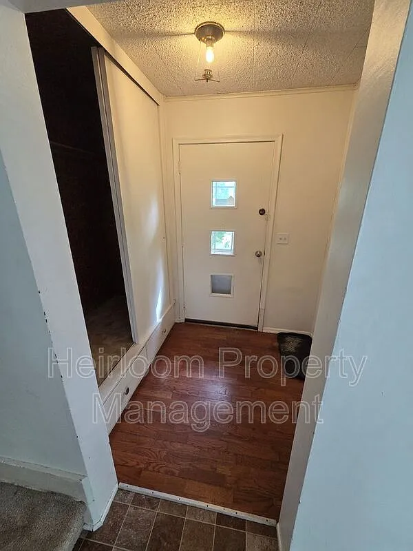 3 bed, 1.0 bath, 1058 sqft, $1,725 — Photo 4