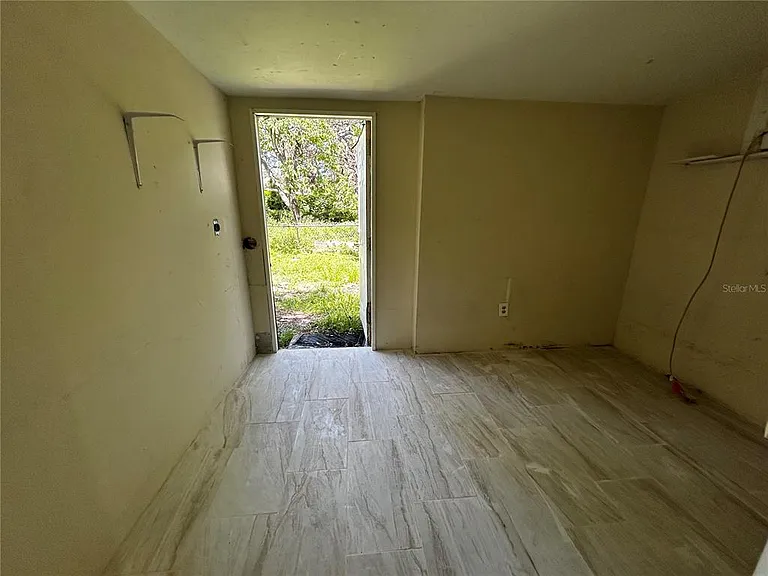 708 E Seneca Ave — Photo 11