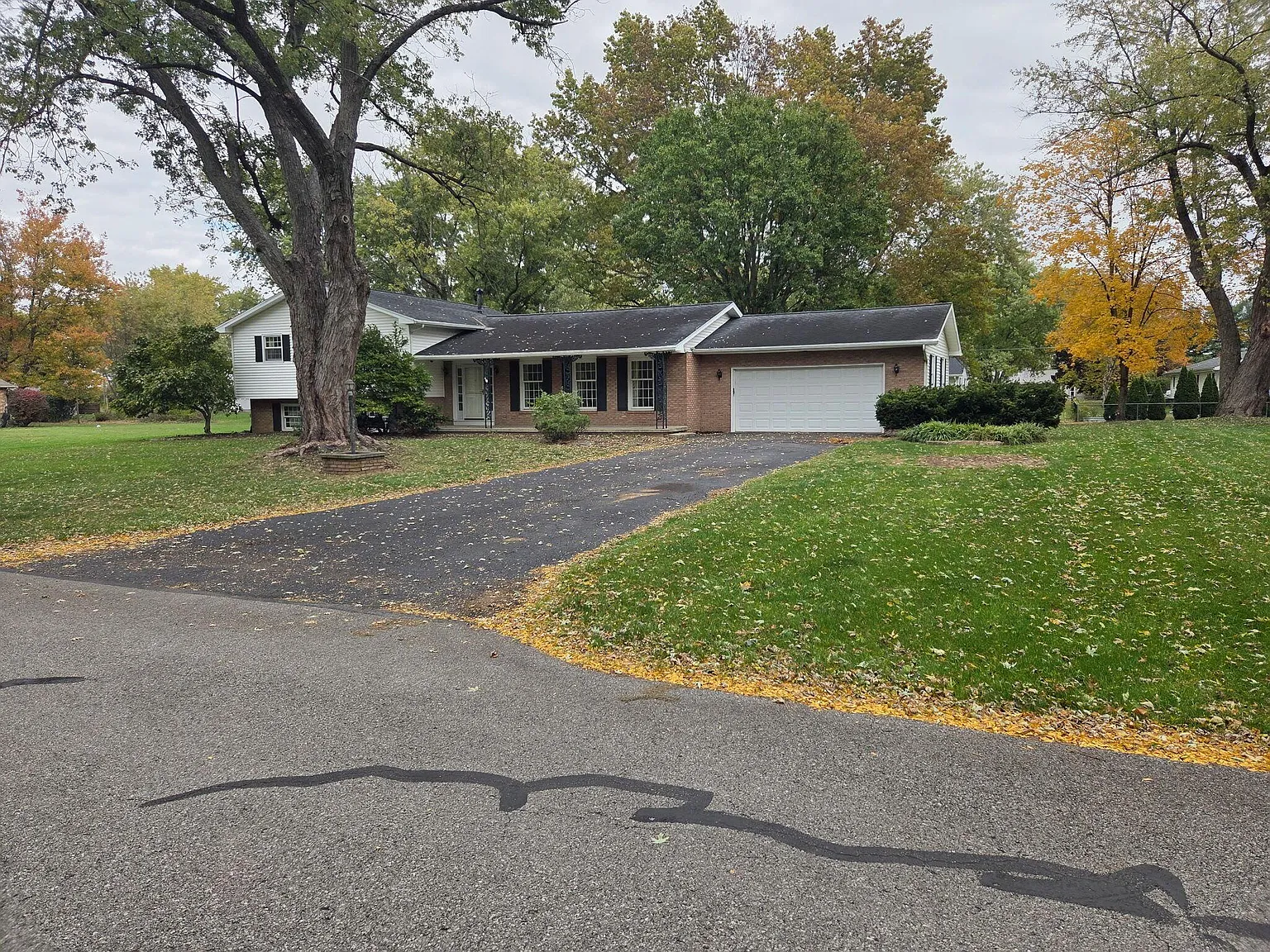 1050 Hathaway Ln photo 1
