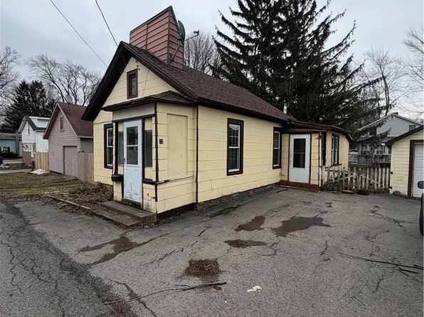 22 Works Pl, Lockport, NY 14094