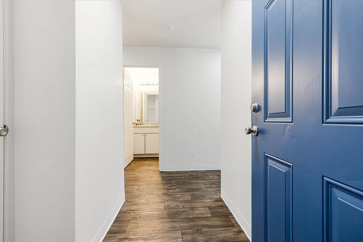 Foster Plaza Apartments — Photo 2