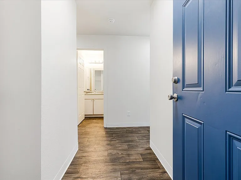 Foster Plaza Apartments — Photo 2