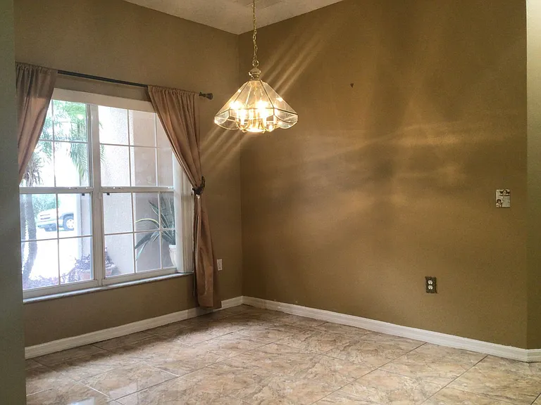 410 Bloomfield Dr — Photo 2