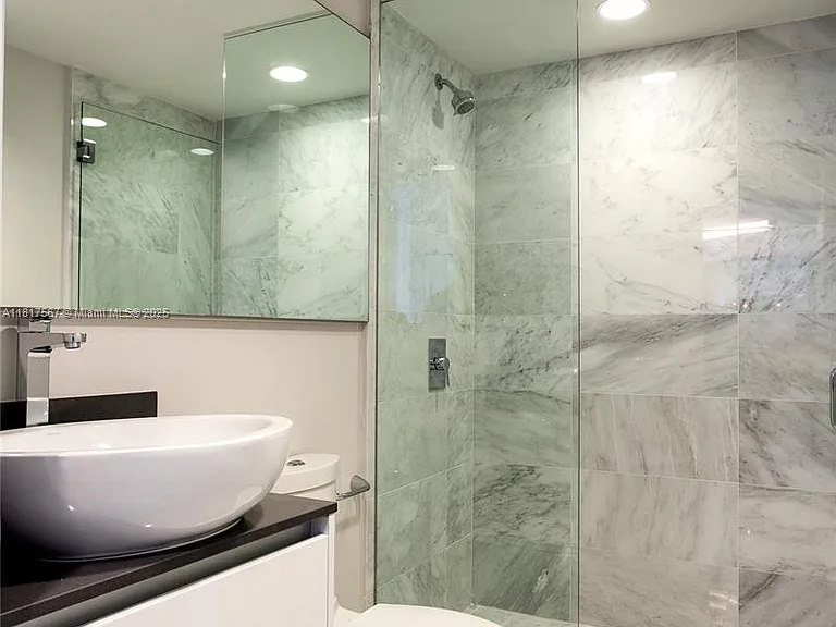 9821 E Bay Harbor Dr #902 — Photo 13