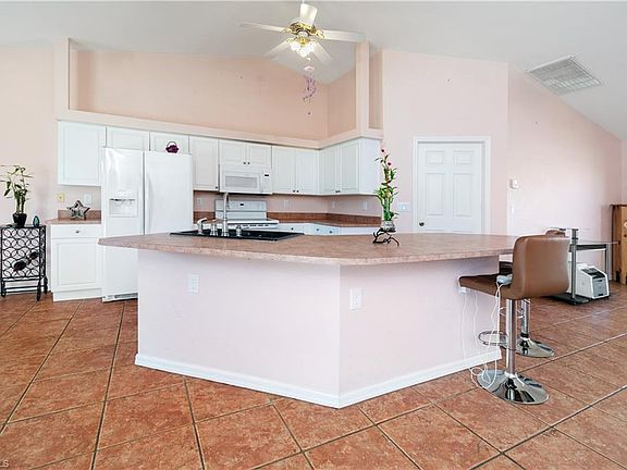3rd image of 711 NE 1st Pl