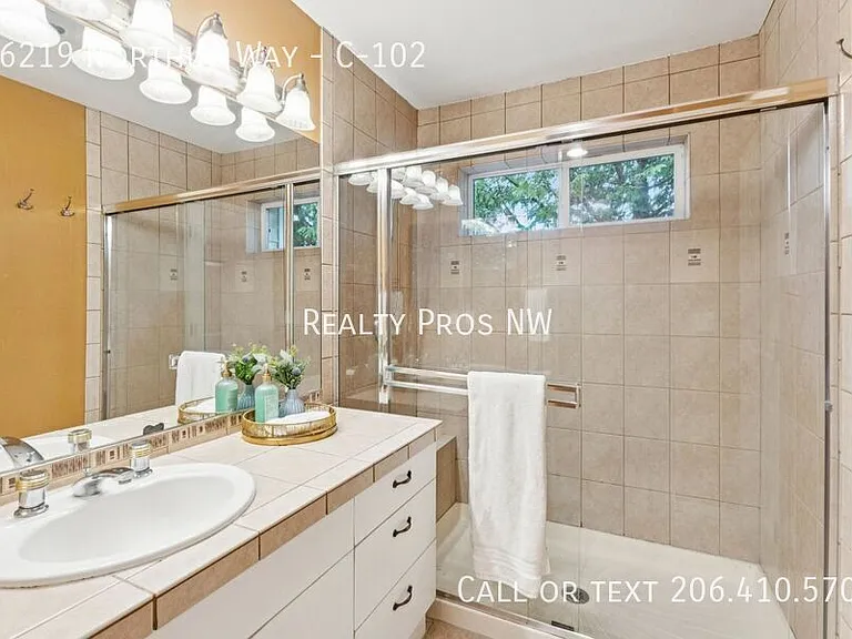 16219 Northup Way #C102 — Photo 33