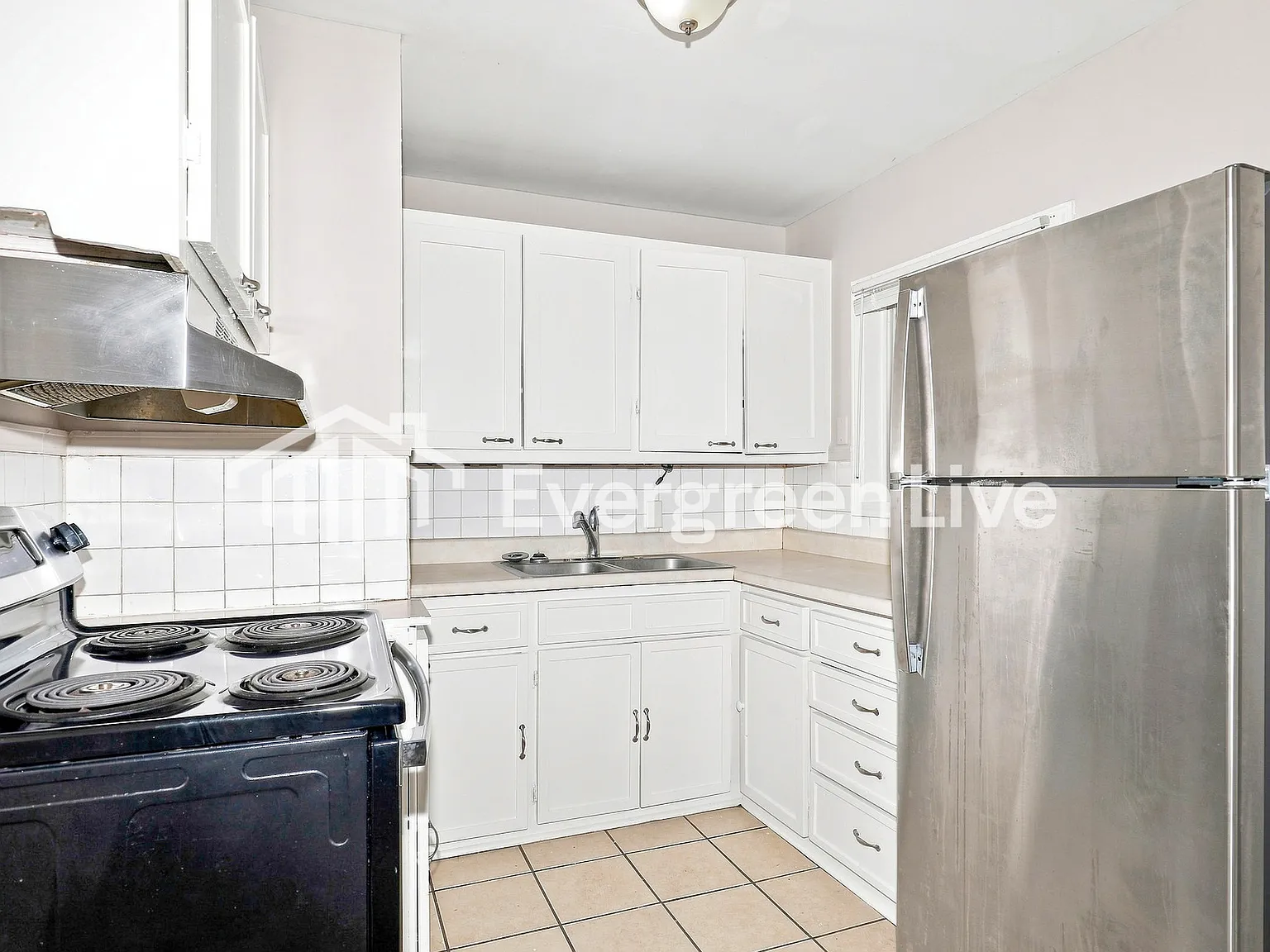 3 bed, 1.0 bath, 888 sqft, $1,295 — Photo 4