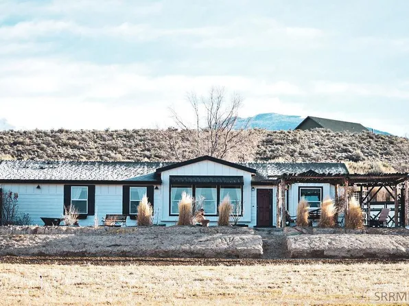 56 Country Living Ln, Salmon, ID 83467