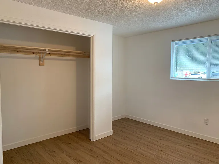 R2212 - Pinewood Apartments — Photo 11
