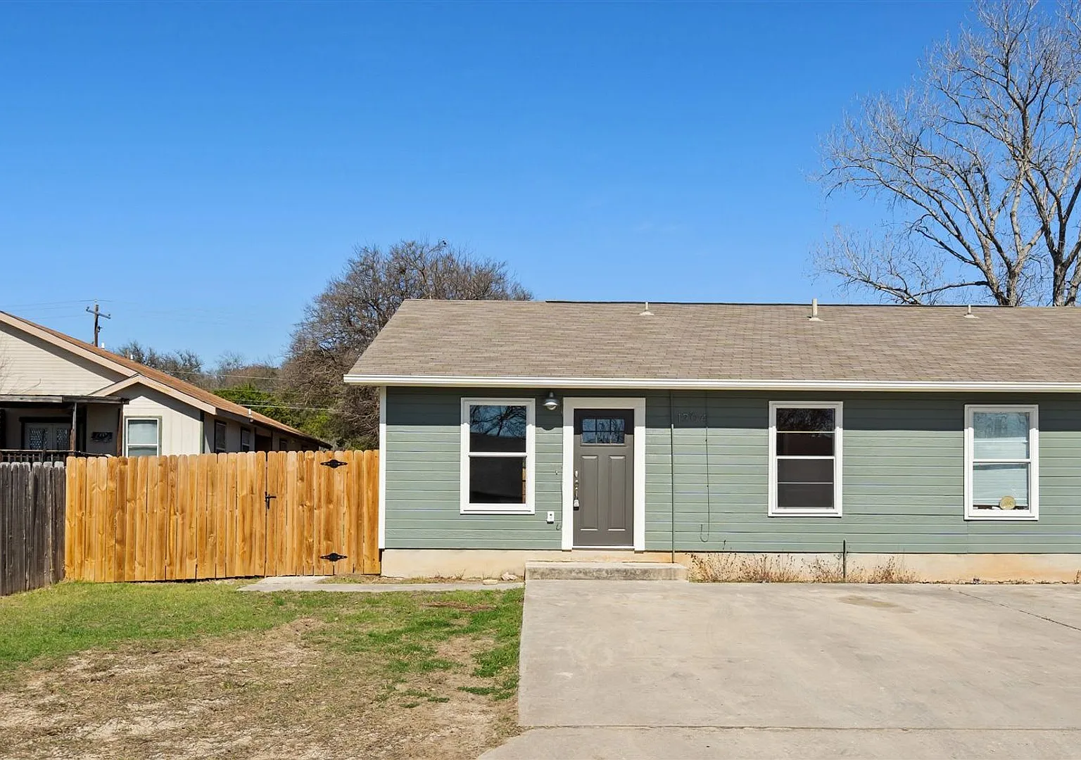 1202 Hillyer St - 3 Bedroom / 2 Bathroom with Fenced Yard - 50% off First Month's rent! — Photo 2