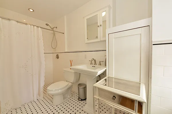 Rented by Ozymandius Realty | media 11