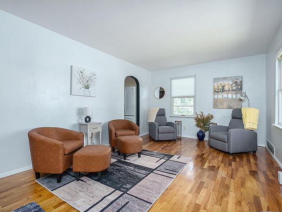 3rd image of 44 Everett Ave