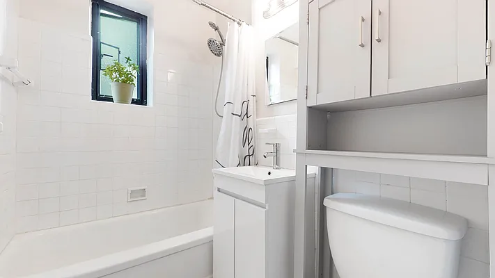 Sold by Bizzarro Agency | media 7