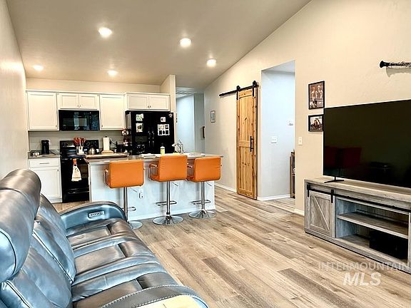 4th image of 908 S Beaver Creek Way