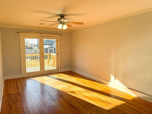 4th image of 2928 W Fairfield Ave