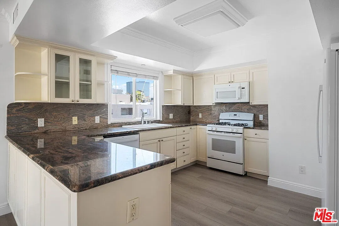 2 bed, 3.0 bath, 1592 sqft, $6,250 — Photo 4