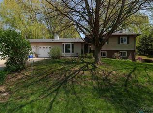 704 N Meadowbrooke Ln, Sioux Falls, SD 57110