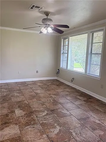 3 bed, 1.0 bath, 1600 sqft, $1,800 — Photo 2