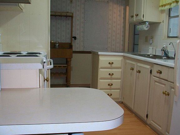 2nd image of 225 Aspen Cir