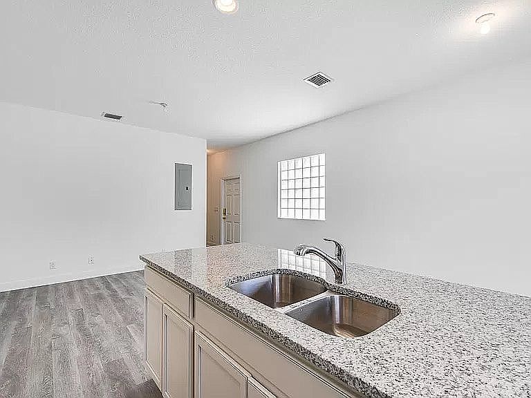 1st image of 607 N M St APT 35