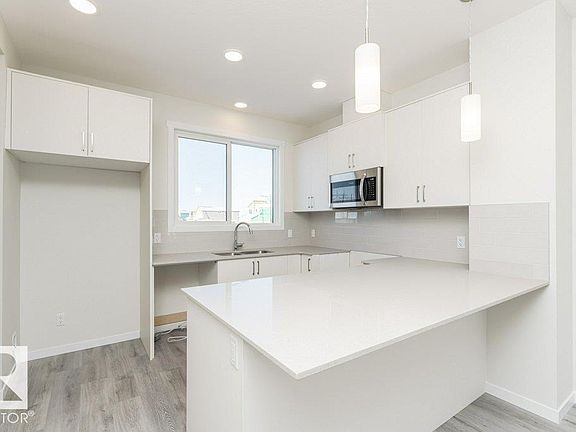 5th image of 3896 Wren Cres