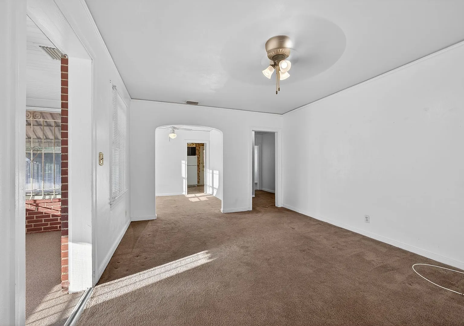 Spacious 3-Bedroom Corner Home with Garage & Private Courtyard — Photo 3