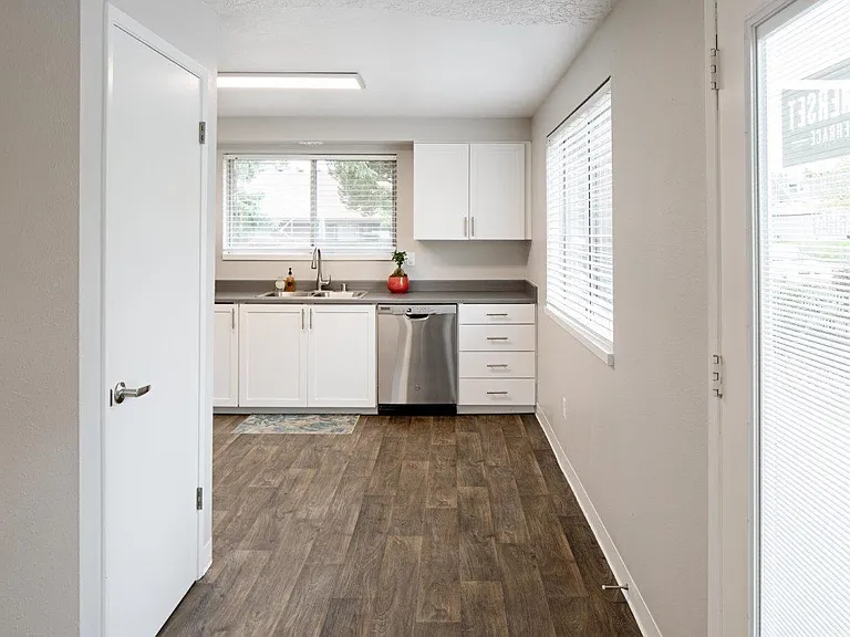 Somerset Terrace — Photo 9