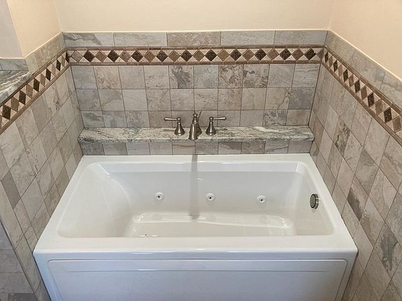 4th image of 23 Stratton Ln