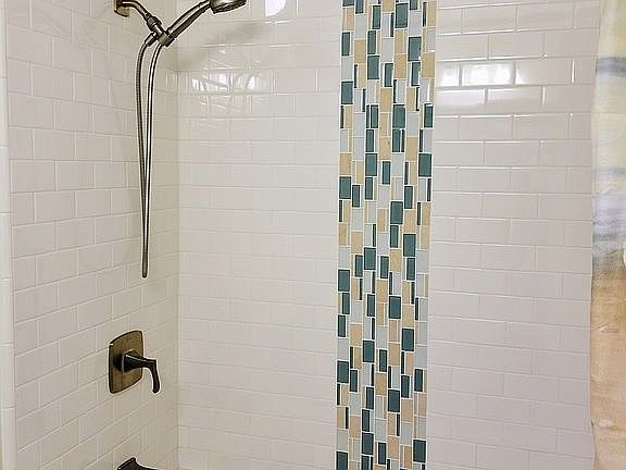 Guest Bath Tub/Shower