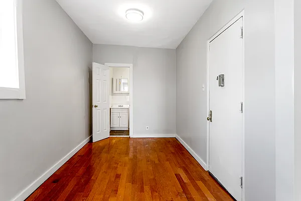 Rented by Safdie Realty Group | media 9