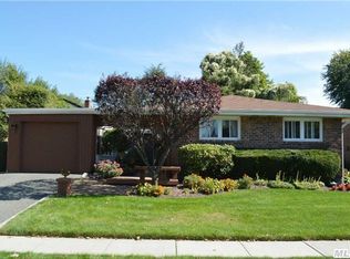 5 Country Dr, Plainview, NY 11803