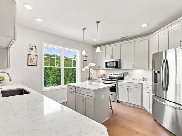 4 Francis Dr #412, Andover, MA 01810