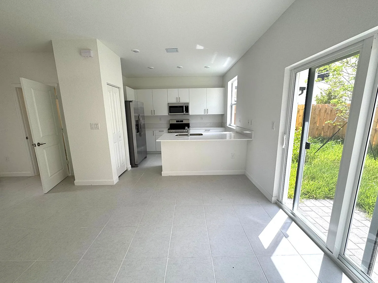 3 bed, 2.5 bath, 1334 sqft, $2,700 — Photo 4
