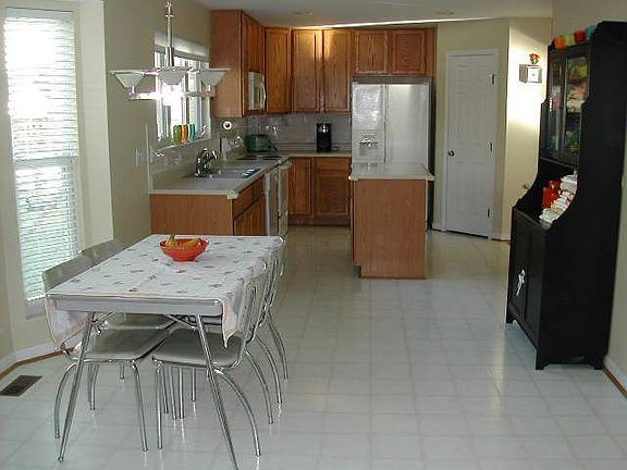 Light Filled Gourmet Kitchen w/ Island, Pantry, Tile Backsplash