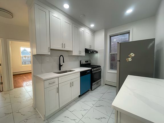 3rd image of 3 Henry St Floor 2