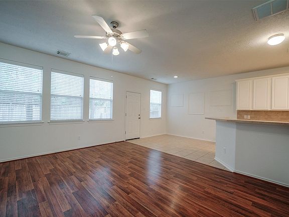 4th image of 146 Silver Penny Dr