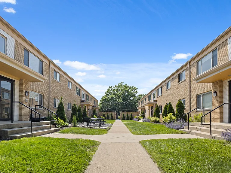 Monon Court, Managed by Buckingham Monon Living — Photo 9