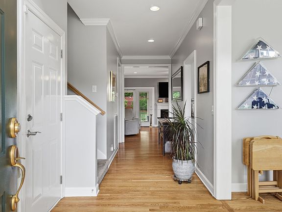 3rd image of 409 Roma Ct