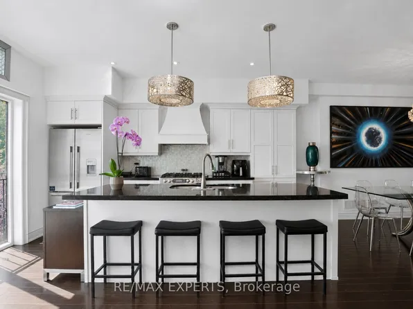 22 Matthew Ct, Toronto, ON M9B 0C1