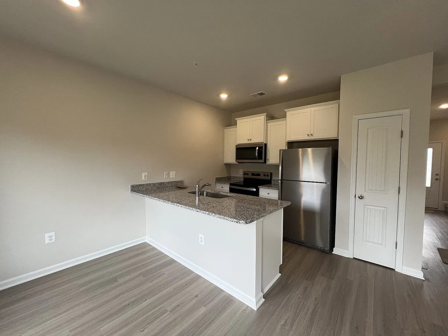 3 bed, 2.5 bath, 1148 sqft, $2,800 — Photo 3