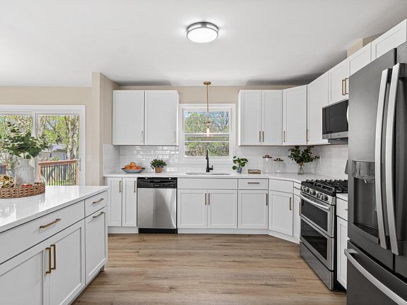 4th image of 16472 Gladiola Ave W