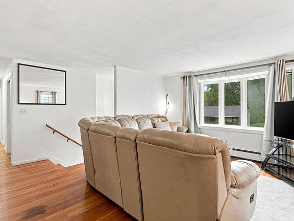 4th image of 65 Harold St