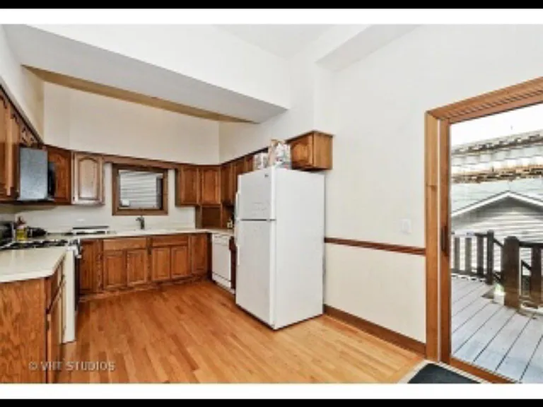 1126 W Roscoe St — Photo 8
