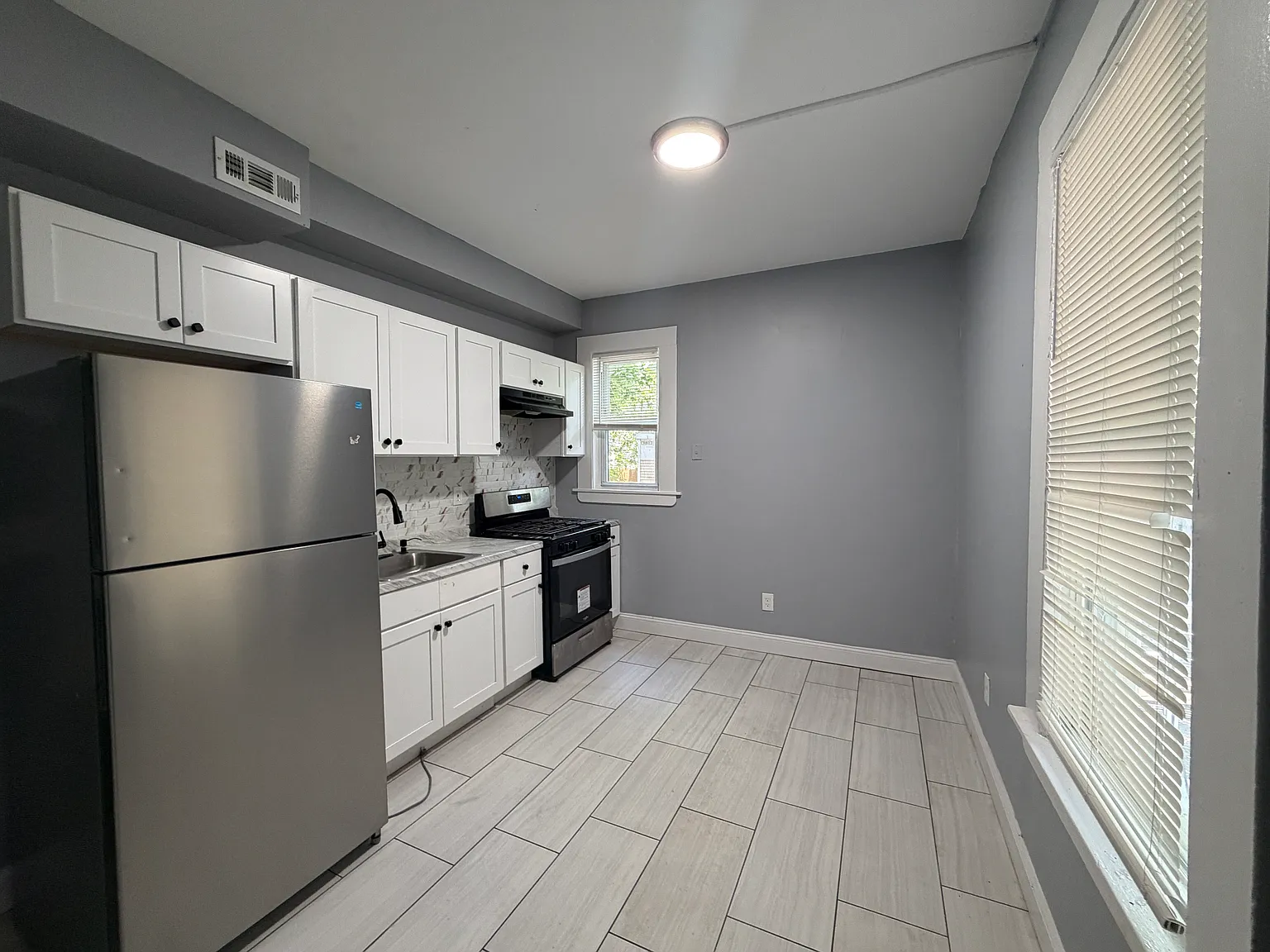 3 bed, 1000 sqft, $1,900 — Photo 2
