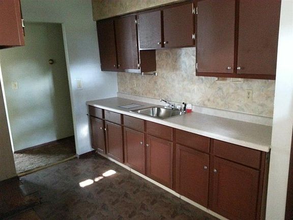 4th image of 2751 Cass St