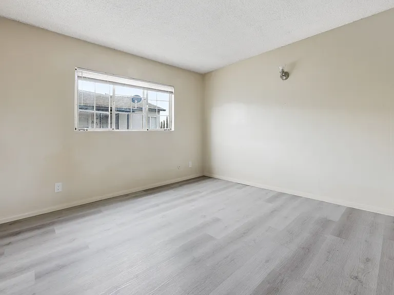 3877 Menlo Ave #10 — Photo 12