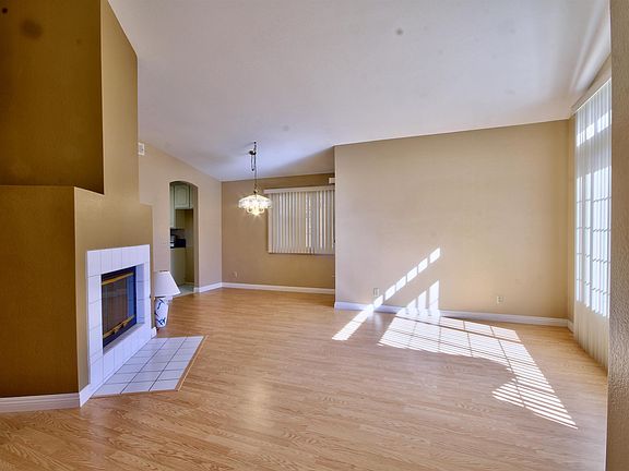 4th image of 40435 Crystal Aire Ct