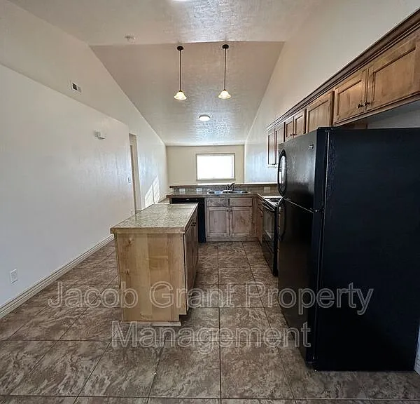 454 E Center St #B15 — Photo 4